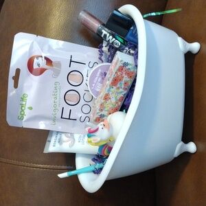 Pedicure/manicure refreshing kit in a cute claw foot tub
